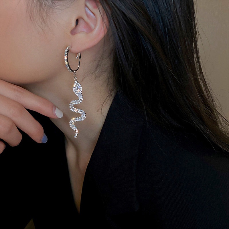 Anting Juntai Panjang Bentuk Ular Aksen Kristal Berlian Imitasi Untuk Wanita