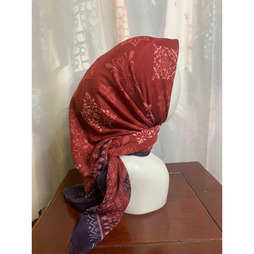 HIJAB/JILBAB/KERUDUNG SEGI EMPAT VOAL PREMIUM MOTIF ETNIK MERAH CABE