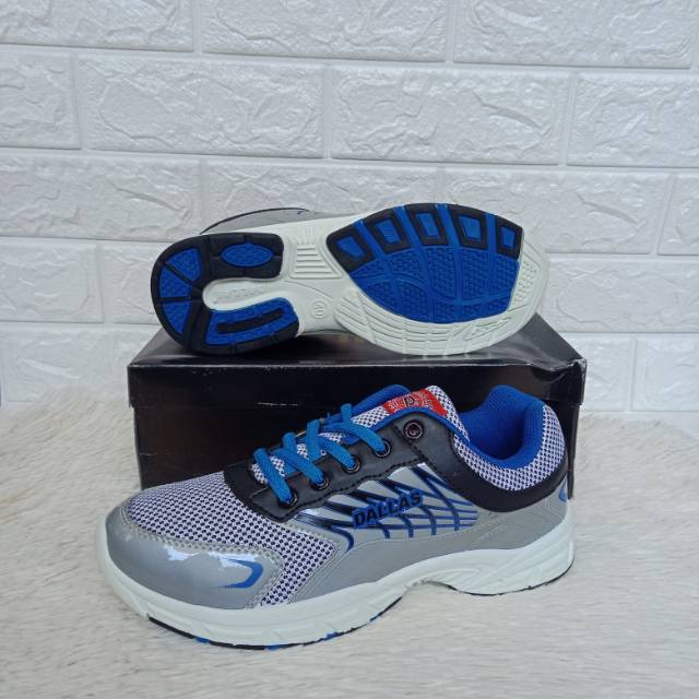 Sepatu olahraga pria dallas
