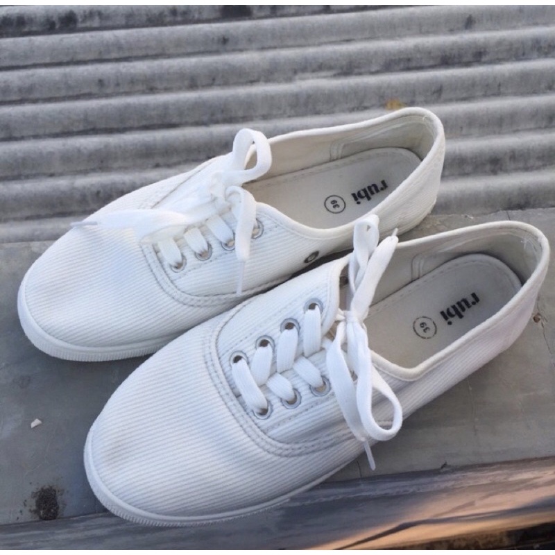 Sepatu putih Rubi