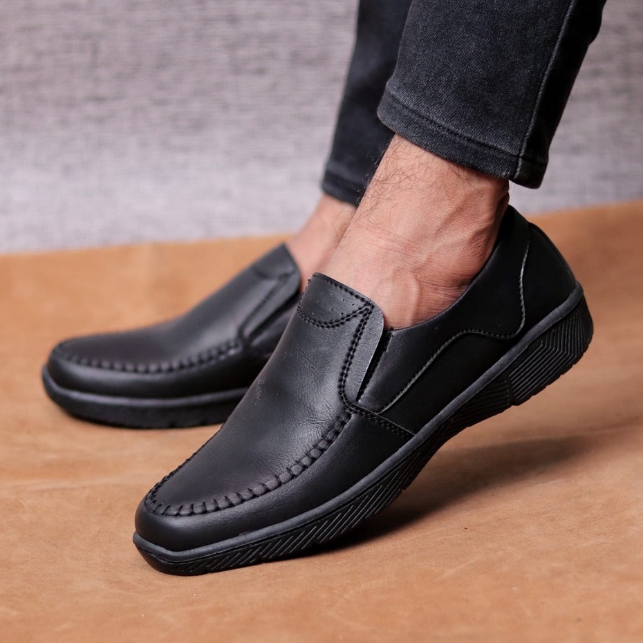 MOLK Sepatu Kasual Slip On Pria Hitam Semi Formal Sepatu Kulit Sintetik Kerja Kantor Kuliah Simple Murah Anti Slip