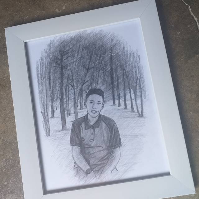 SKETSA wajah dari pensil dan kerayon full custom bingkai putih
