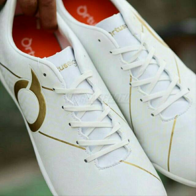 SEPATU FUTSAL ORTUSEIGHT SABRE IN - OFF WHITE /GOLD