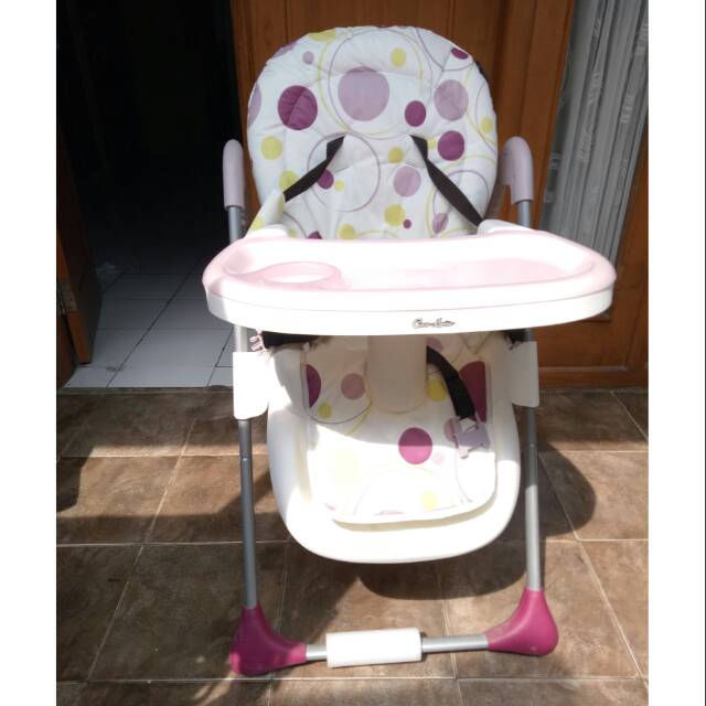 Tempat duduk makan bayi