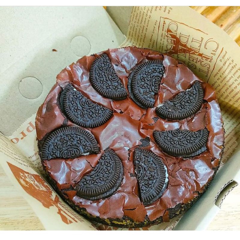 

Brownies Fudgy Pizza 20×4 Premium/BROWNIS PANGGANG DARK COKLAT MELTED/brownis