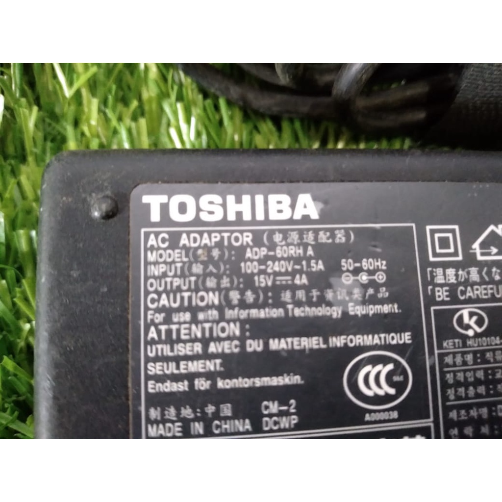 bekas  adaptor laptop toshiba 15V 4A  elektronik CES CHARGER aki alat elektronik kuat bandel