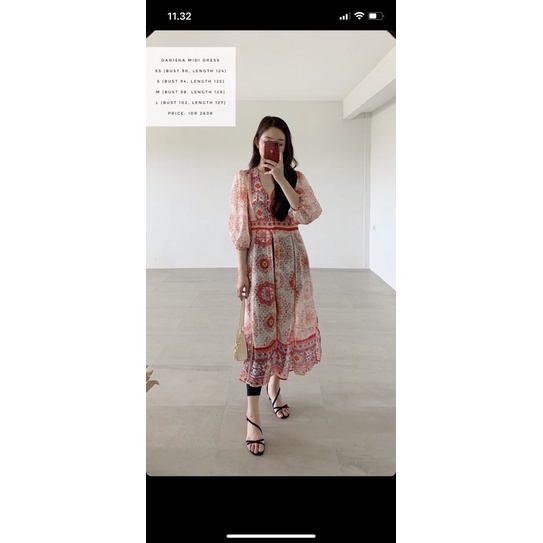 Danisha midi dress size S by savnion