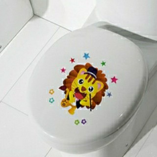 Stiker Dinding / Kaca / Kloset Duduk Motif Kartun Singa Lucu