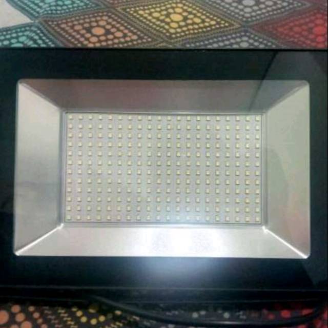 Lampu sorot tembak Floodlight LED 100 watt super terang SNI sebagai pengganti Halogen lamp atau HPIT
