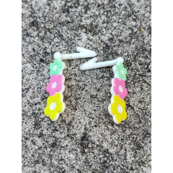 Anting boneka figure