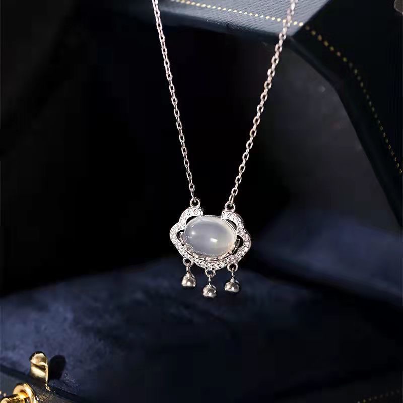 Ping'an Kalung Perempuan sterling silver Ruyi Bell Moonstone chalcedony Kunci Panjang Umur Liontin Hadiah Hari Dewi Untuk Ibu.