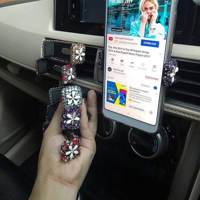 Jepit  ac handphone holder blink barang mobil jepit ac Holder HP Ventilasi AC Mobil Karakter Lucu Tipe Universal