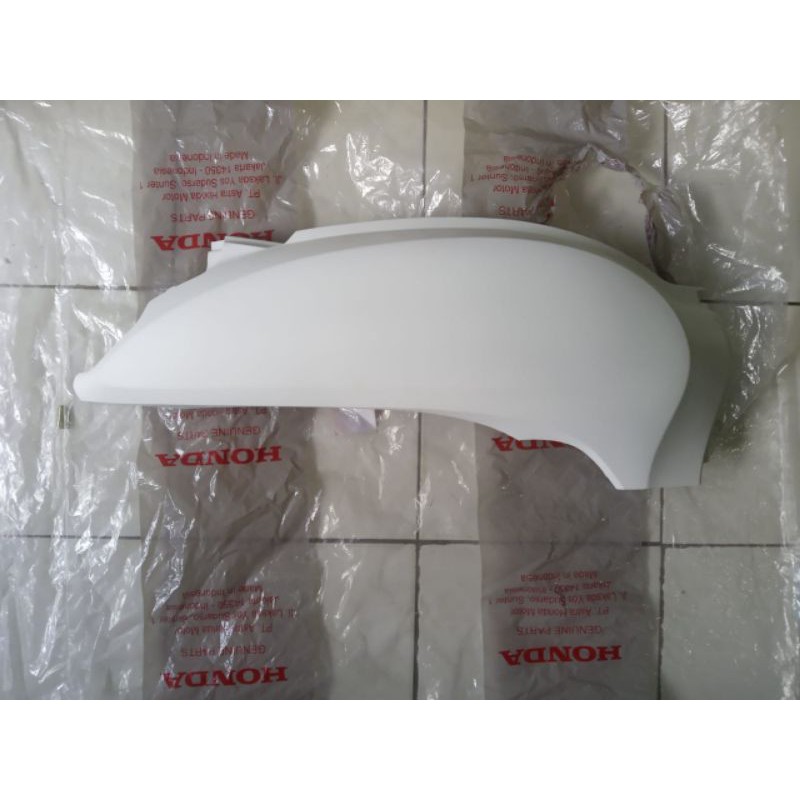 Cover Body Belakang Scoopy Prestige 2021 sebelah Kiri warna putih doff