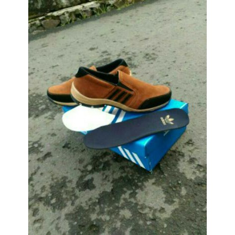 SEPATU CASUAL PRIA ADIDAS SLIP ON KULIT SUEDE ( SEPATU SANTAI, SEPATU FORMAL, SEPATU KERJA, SEPATU