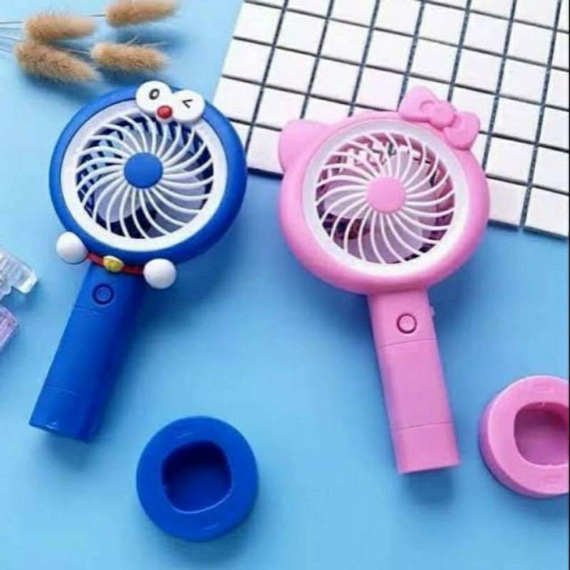 {HM} COD DORAEMON KIPAS ANGIN PORTABLE STANDING MINI FAN LAMPU LED KARAKTER TANCAP GENGGAM MAKASSAR