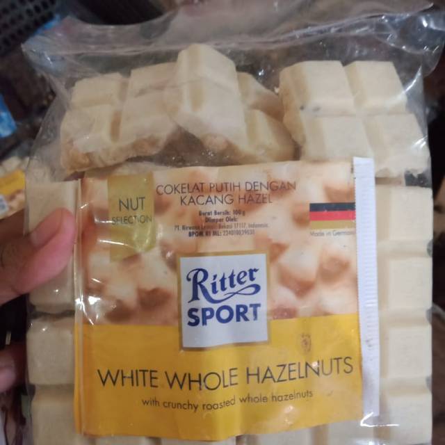 

WHITE WHOLE HAZELNUTS / Coklat putih dengan kacang hazel mantap