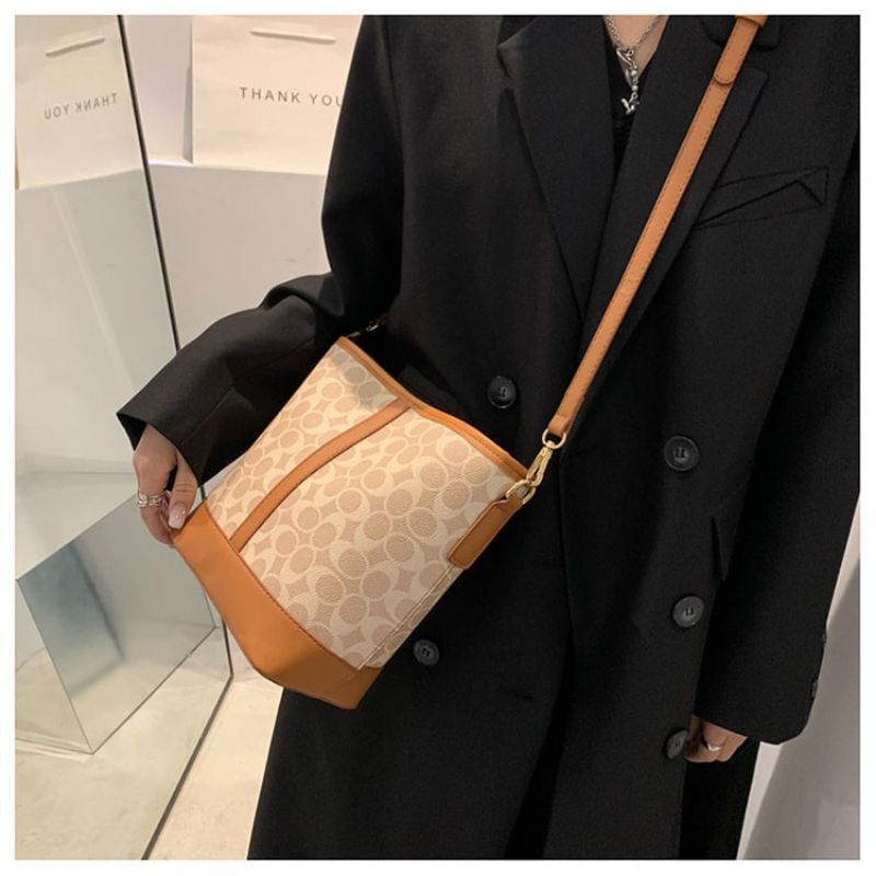 Kode 6997 Tas Wanita Import BC Coach SelempangHarga : IDR 158.000Tersedia Warna Black , BrownOrigina