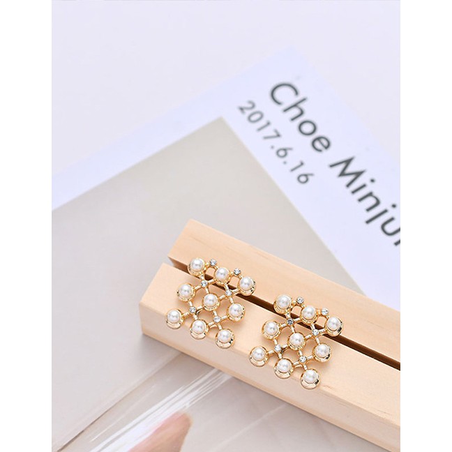 LRC Anting tusuk Fashion Golden Pearl Geometric Cutout Stud Earrings D80660