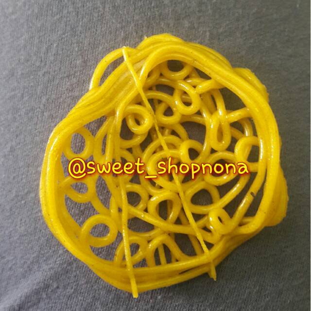Kerupuk mie ciplok kuning/kerupuk mie ukuran kecil 1 bal khas Harjosari kab. Tegal
