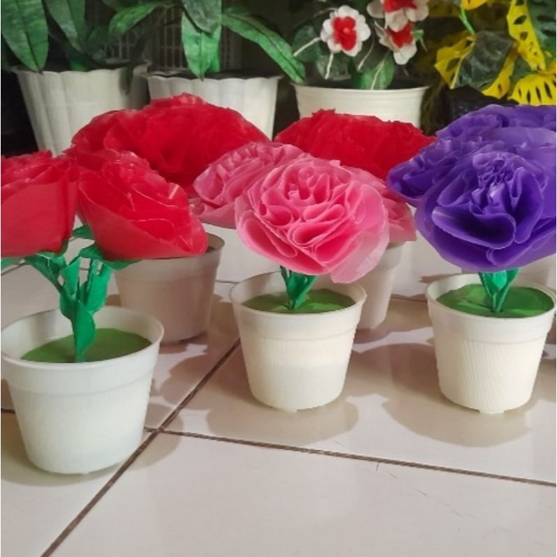 Bunga Plastik kresek/kerajinan tangan / prakarya mawar  plus pot Bunga mawar hias plastik