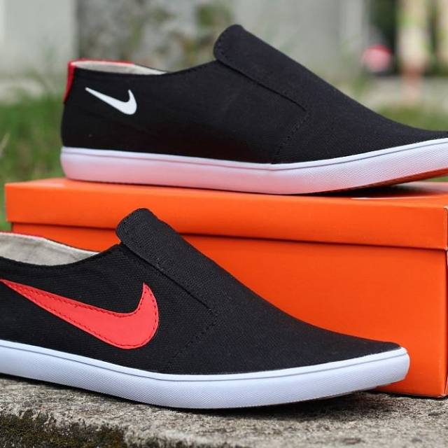 Sepatu slip on pria Nike hitam ceklis merah