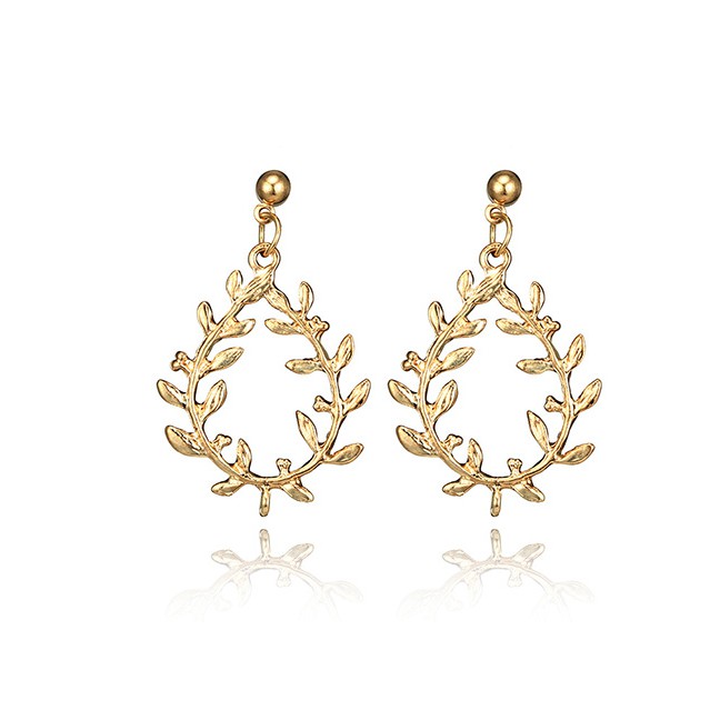 LRC Anting  Tusuk Fashion Gold Color Hollow Out Leaf Shape Design Earrings