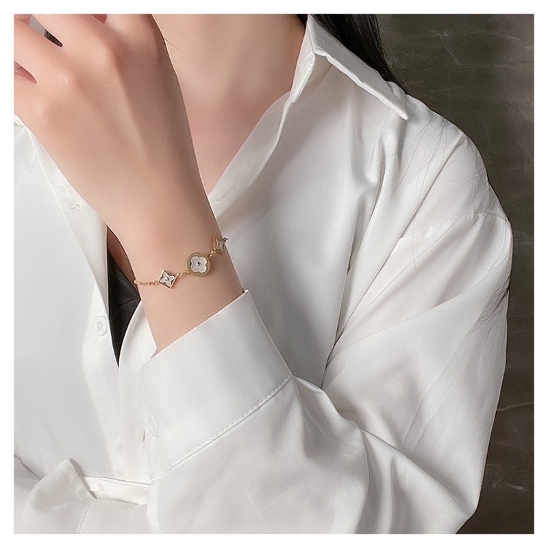 Gelang tangan Bunga LV serut titanium korea anti karat