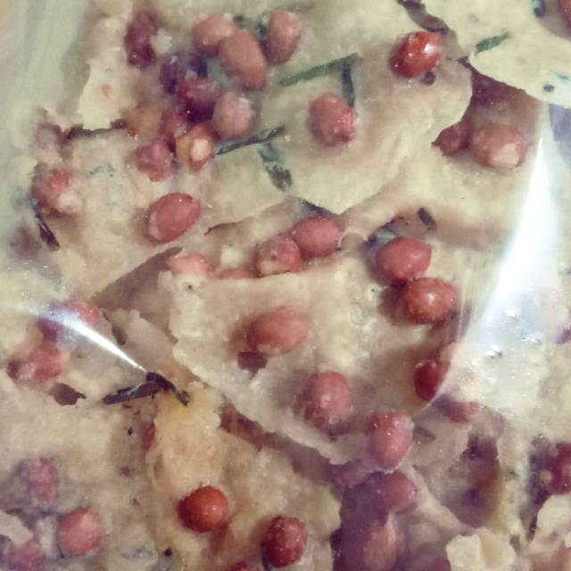 

Rempeyek kacang utuh