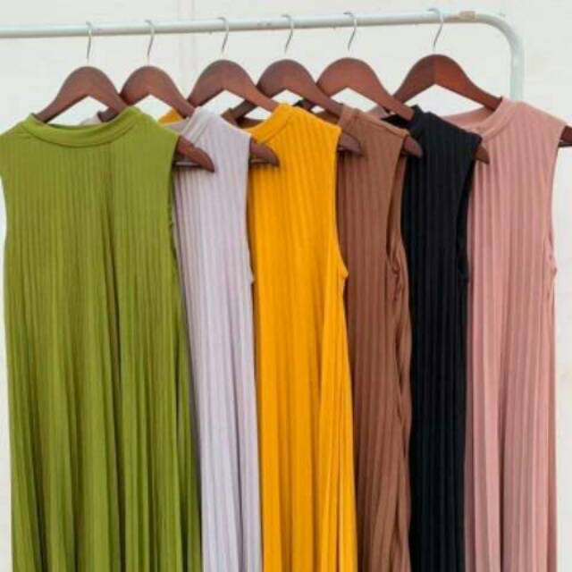 Dress plisket tanpa lengan/lengan buntung