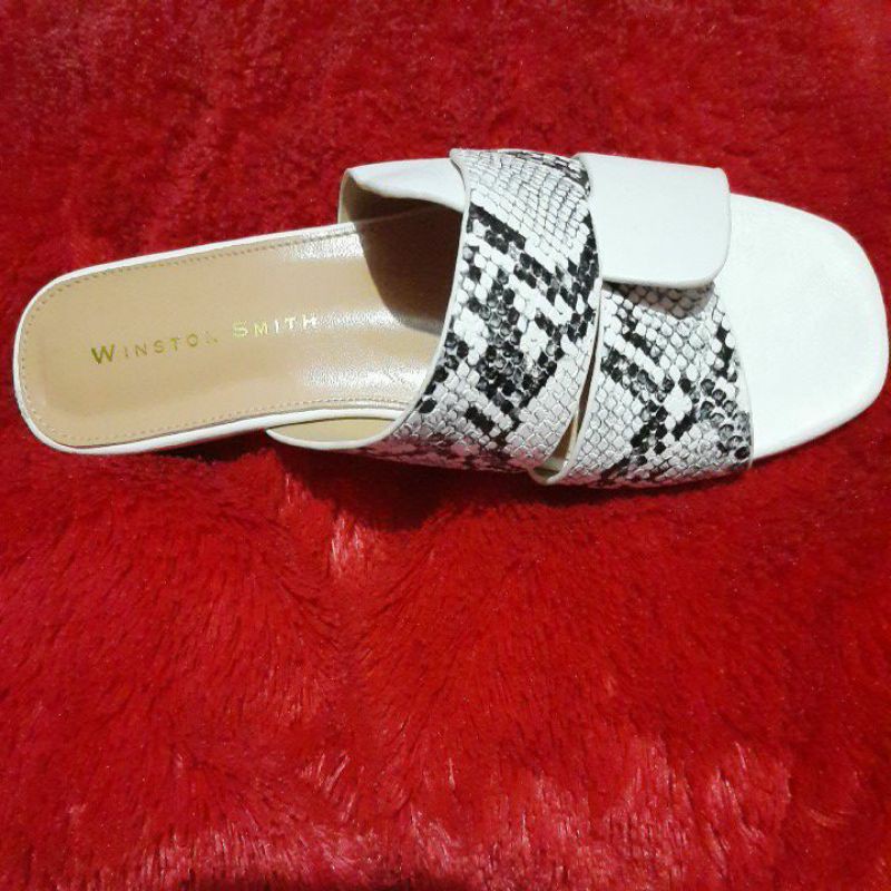 winston smith preloved sandal flat motif ular