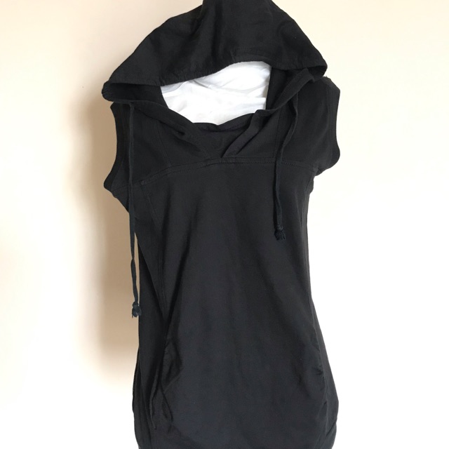 Hoodie hitam tanpa lengan