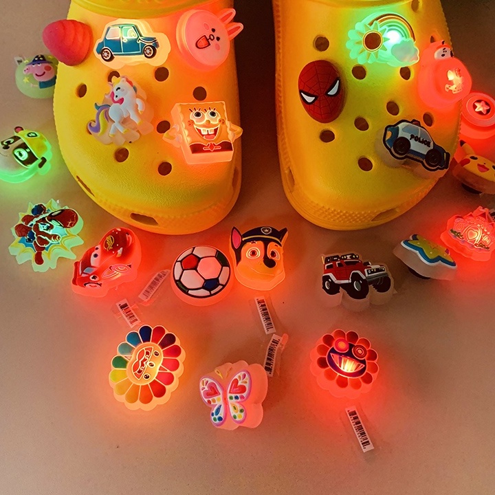 Aksesoris Gelang Buckle Kancing LED Model Kartun Sepatu Crocs Untuk Dekorasi Pesta Wanita