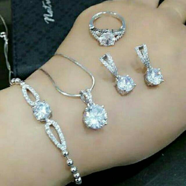 Set perhiasan replika berlian