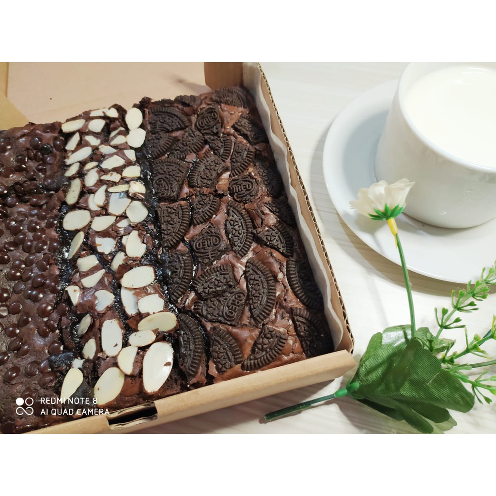 Brownies Bella Brownies MELTED Panggang Premium Brownies 3 Topping II New Year Hampers