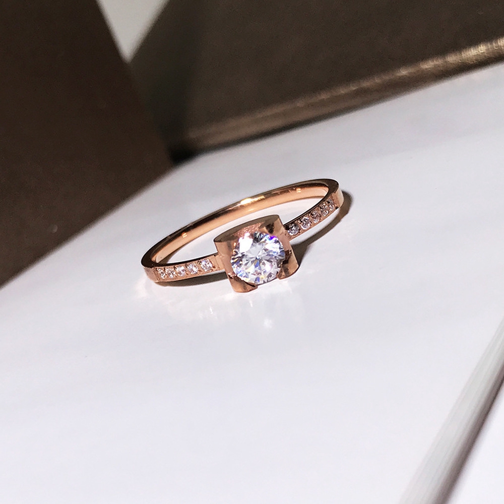 Cincin Bahan Titanium Steel Warna Rose Gold Aksen Kristal Dan Berlian Untuk Wanita