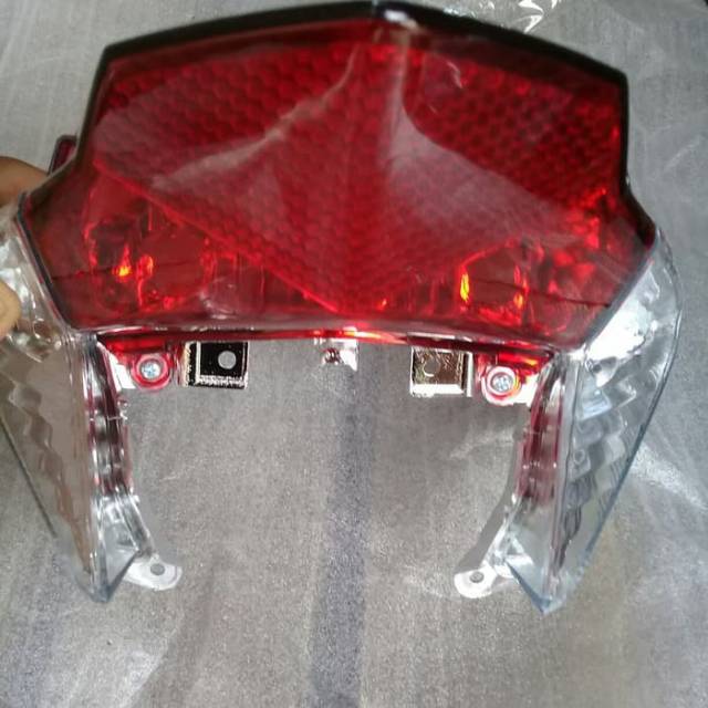 REFLEKTOR LAMPU BELAKANG/STOPLAMP VARIO 125 FI LAMA