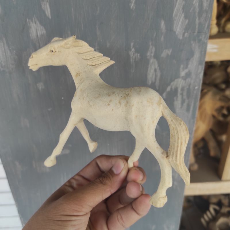 PATUNG KUDA DARI KAYU TANGGAL BUAYA ( KROKODIL WOOD)