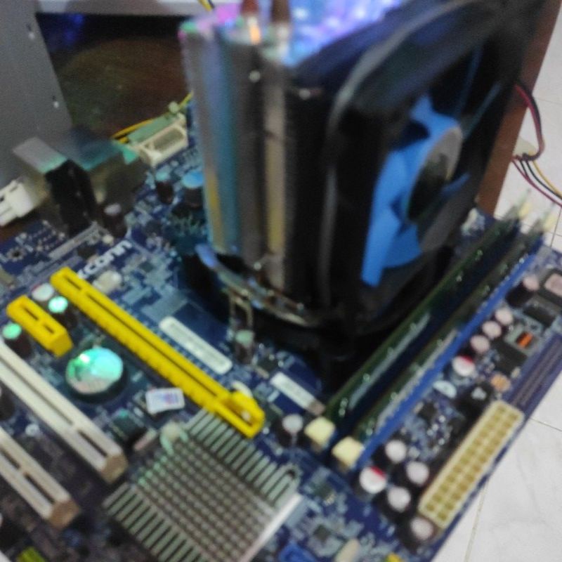 MOTHERBOARD FOXCON LGA 1156 + I5 750 + FAN + RAM 2x4 MURAH DAN BERFUNGSI NORMAL