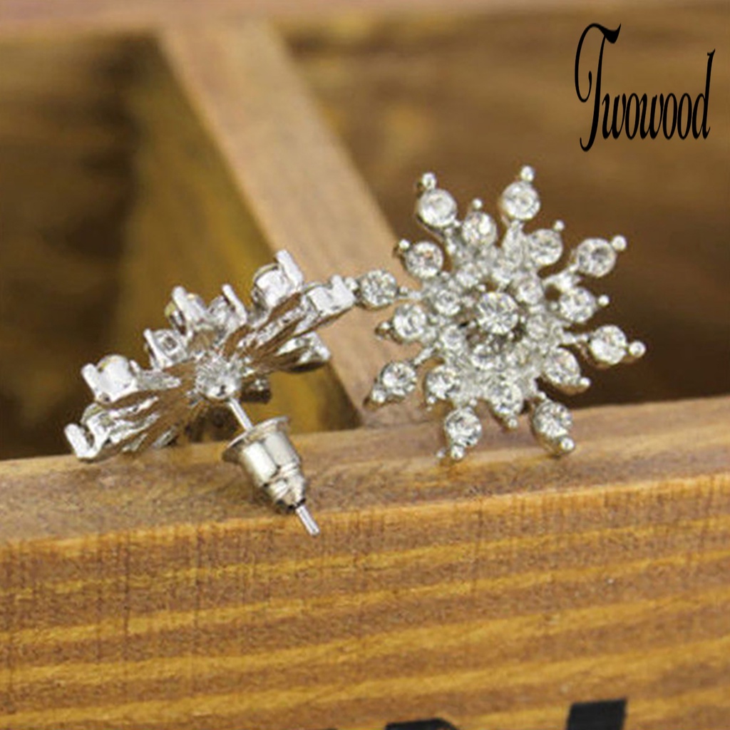 1 Pasang Anting Stud Desain Snowflake Aksen Berlian Imitasi Untuk Wanita