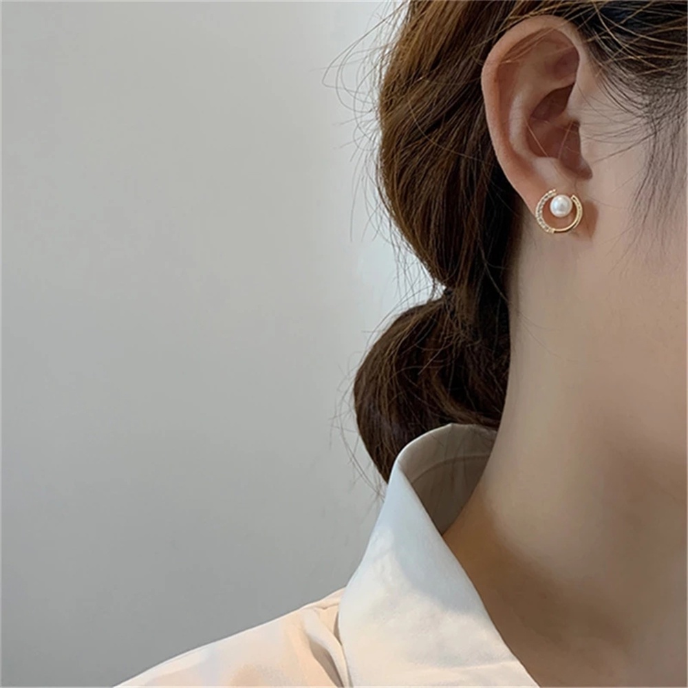 1 Pasang Anting Tusuk Bentuk Bulat Geometris Hollow Aksen Mutiara Untuk Wanita