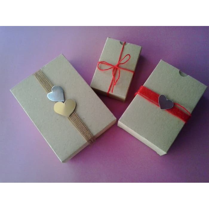 

GIFT BOX/KOTAK PACKING/KOTAK SOUVENIR SEDANG BAHAN KERTAS SOFT BOARD