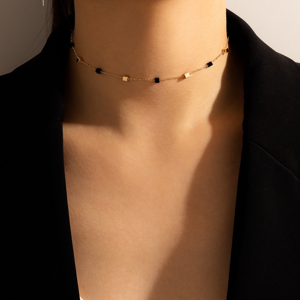 Kalung Rantai Pendek Dengan Liontin Bentuk Hati Motif Strawberry Untuk Wanita