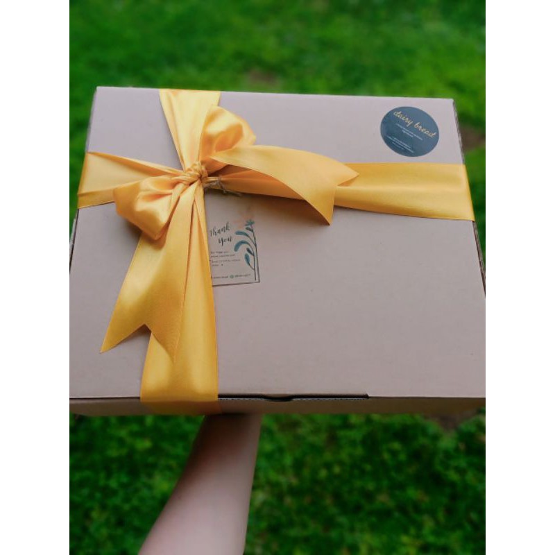 

Box Hampers + Kartu Ucapan