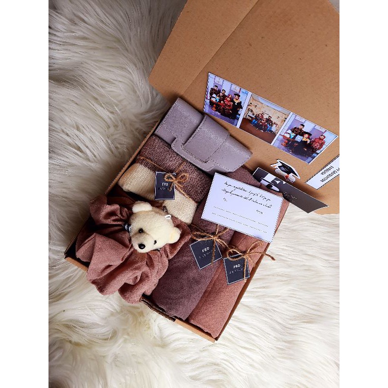HAMPERS HIJAB SEGI EMPAT DOMPET GIFT BOX KERUDUNG ISLAMI
