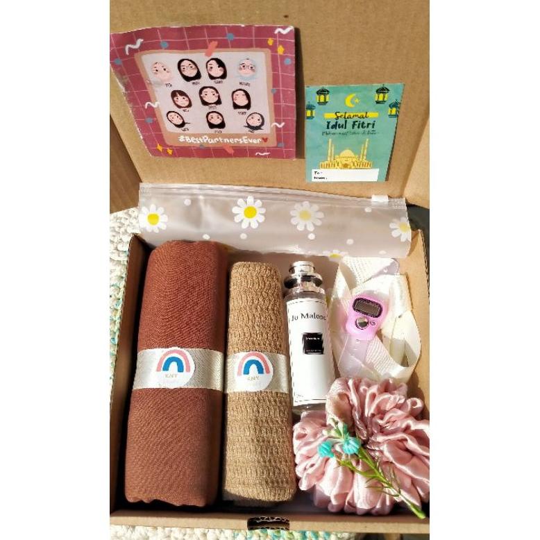 

hampers lebaran/Hampers graduation/kado wedding/kado ulang tahun/Hampers hijab