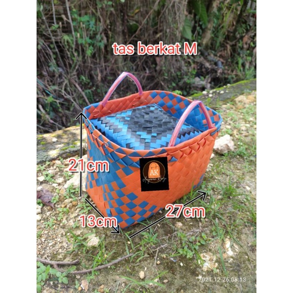 tas anyam berkat ukuran sedang