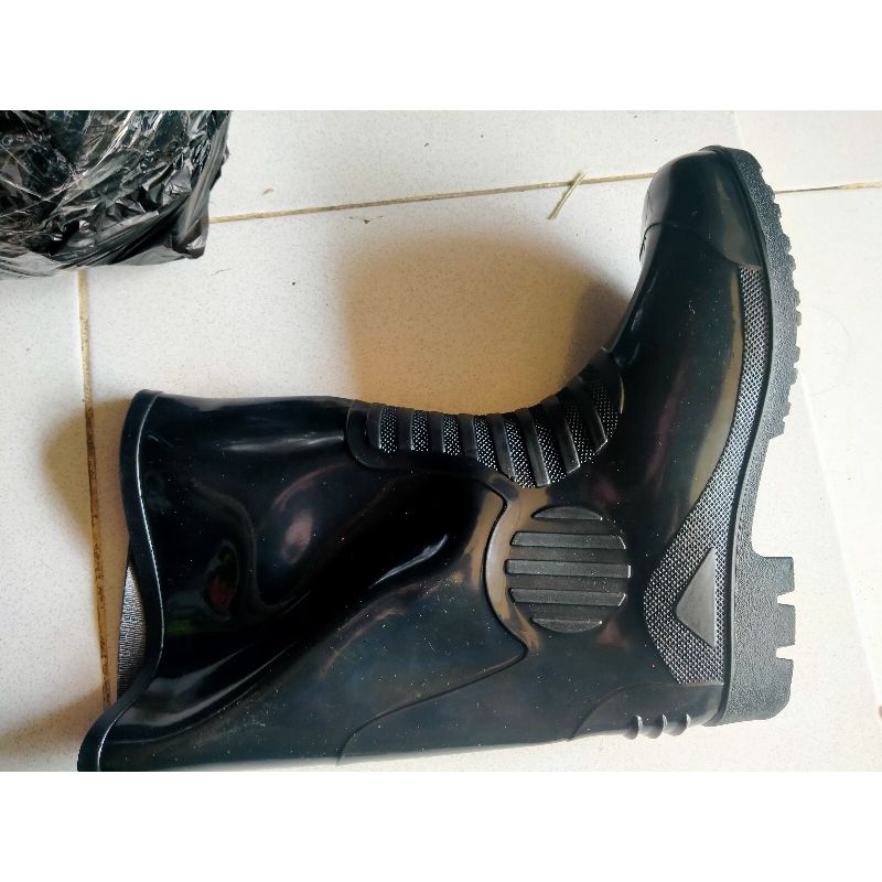 Sepatu boots karet steffi boot hitam pendek