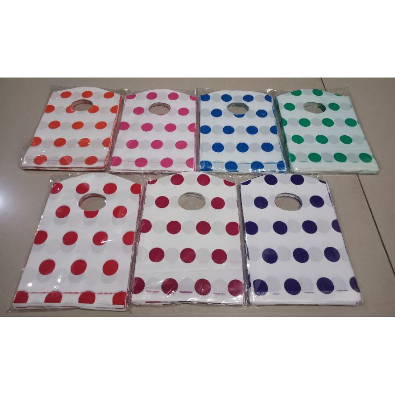

Kantong Plastik Oval Uk 10x15 Motif Polkadot Isi 100lbr(KING SEVEN)