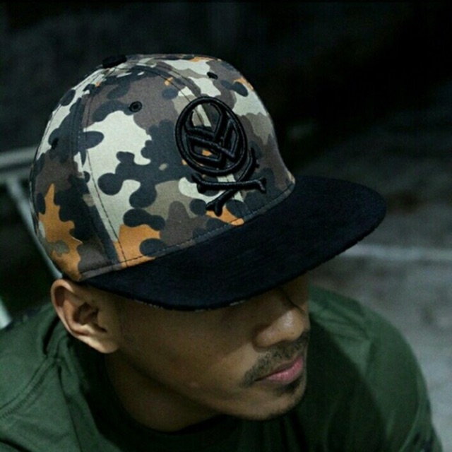 SNAPBACK CAMO BONES