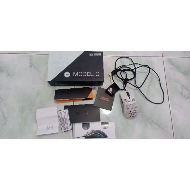 Glorious Model O- Mouse Gaming Putih/Hitam 120x58x36mm 6 Tombol Omron